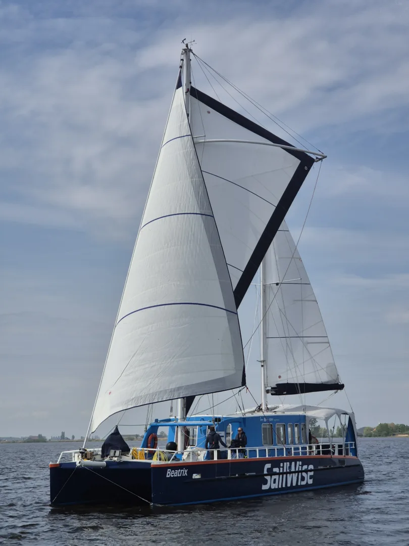 Beatrix met nieuwe zeilen bakboord