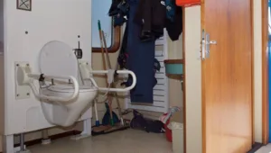 BEA aangepast toilet aan boord schip beatrix