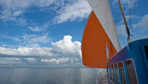 BEA beatrix oranje zeil spiegelglad water