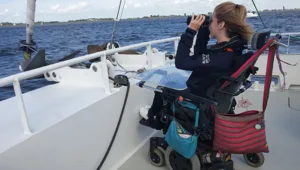 BEA met rolstoel op catamaran zeilen