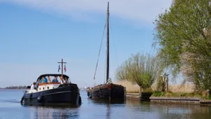SH aangepaste motorboot huren in friesland