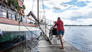 LUT zeilschip lutgerdina met loopplank voor rolstoel