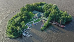 RC robinson crusoe eiland van bovenaf met drone
