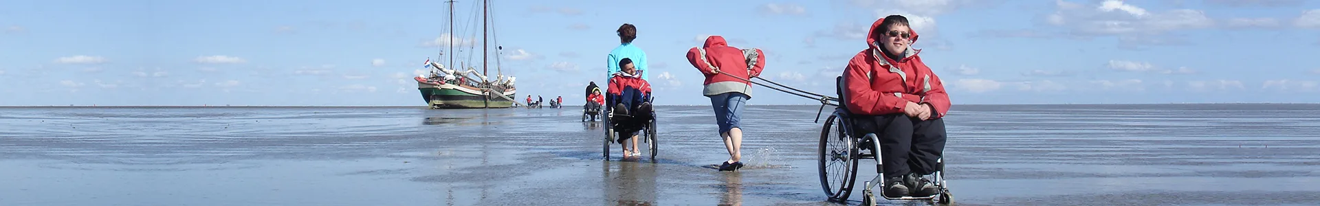 Lut lutgerdina met rolstoel het wad op en droogvallen
